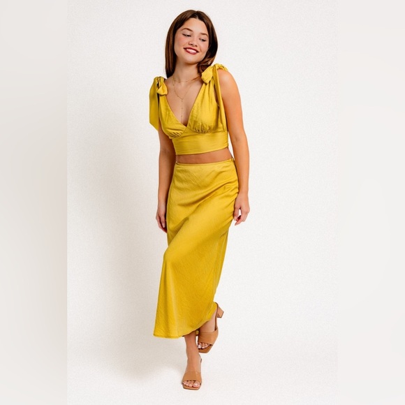 Le Lis V-Neck back Tie Crop Top & Bias Maxi Skirt Set - Picture 11 of 11